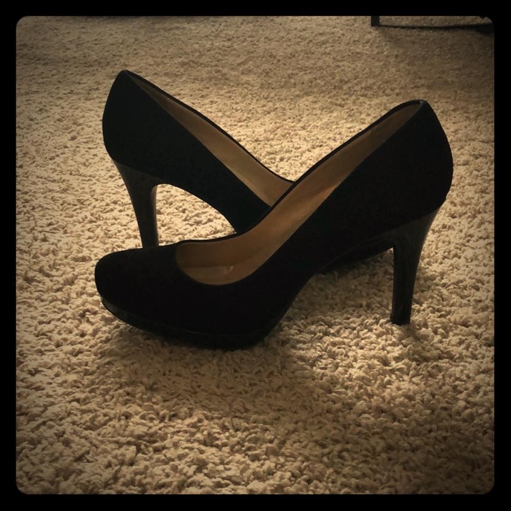 Black pumps